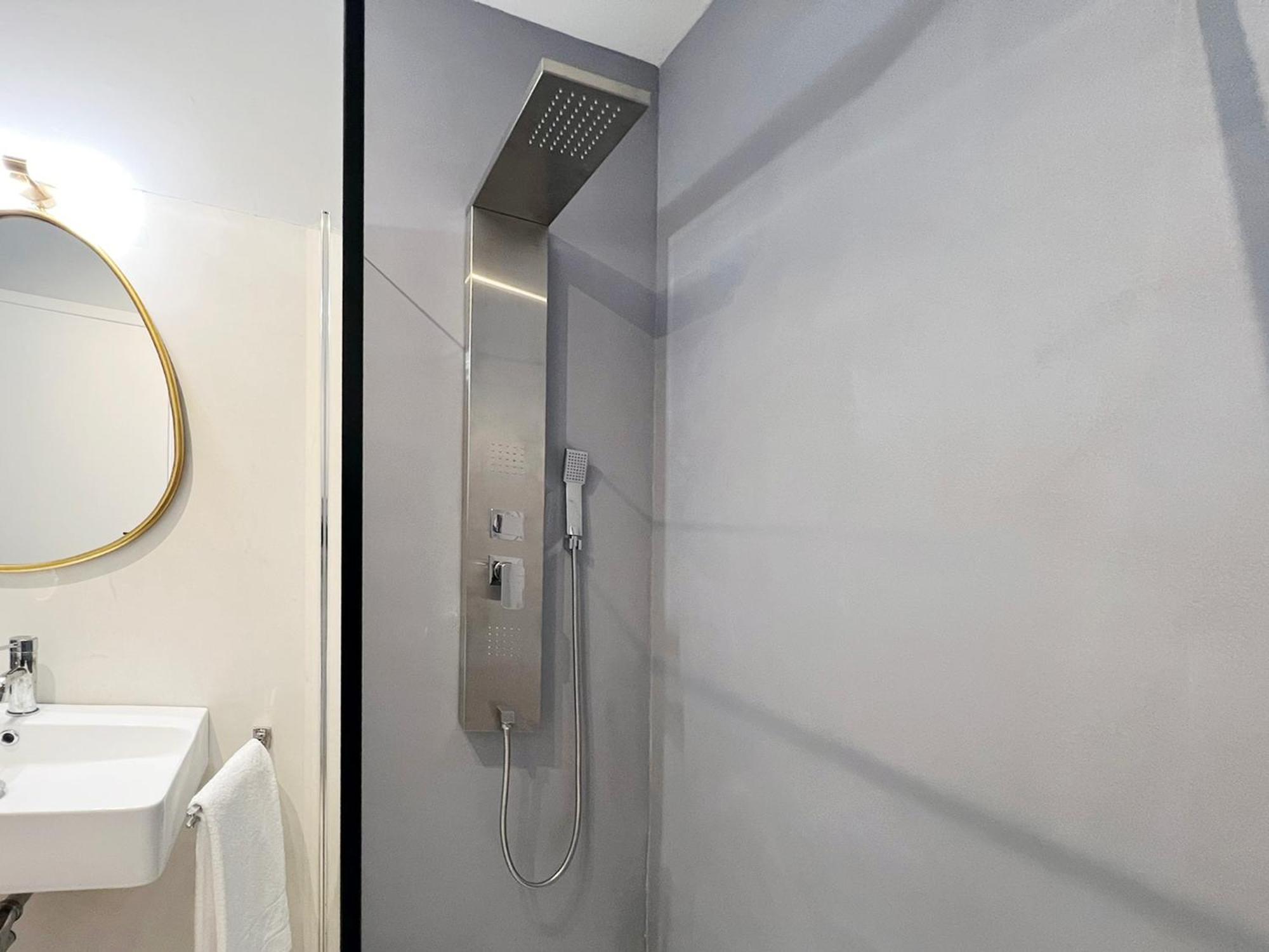 Glamorous Flat With Jacuzzi, King Size Bed And Small Balcony Перуджа Екстериор снимка